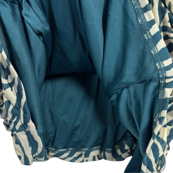 NWT Torrid Blue Zebra Stretch Mesh Cropped Shirred Cami Square Neck Top size 3x - Picture 8 of 10